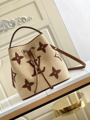  Handbag   Louis Vuitton   m57704   size   26 x 26 x 17.5  cm 