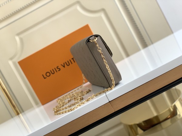  Handbag   Louis Vuitton  M68697  size  21×12×3  cm