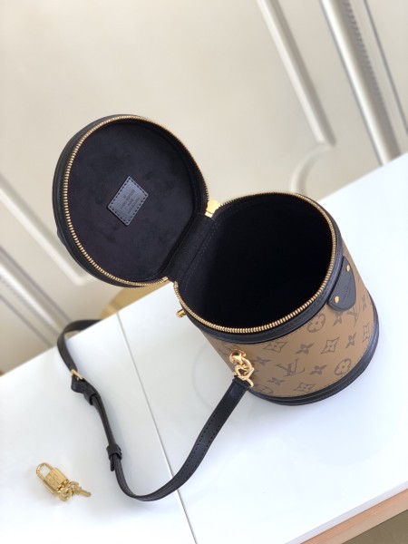 Handbag   Louis Vuitton  M43986   size  15x17x15  cm