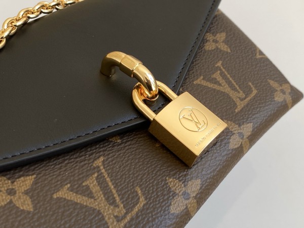  Handbag   Louis Vuitton   M80559  size 19x11×3  cm