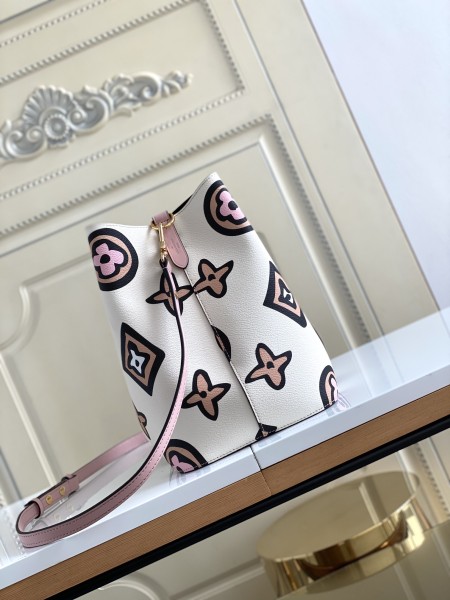  Handbag   Louis Vuitton  M44679   size   26.0 x 26.0 x 17.5 cm