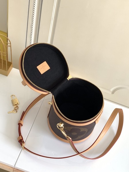  Handbag   Louis Vuitton  M44603   size  15.0 x 17.0 x 15.0 cm 