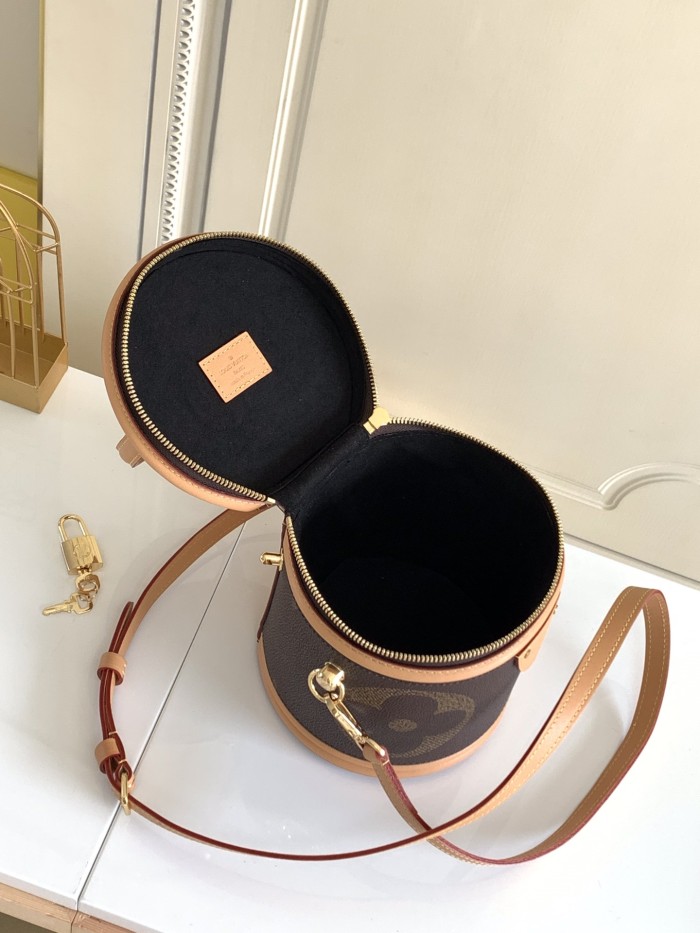  Handbag   Louis Vuitton  M44603   size  15.0 x 17.0 x 15.0 cm 