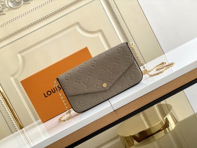  Handbag   Louis Vuitton  M68697  size  21×12×3  cm