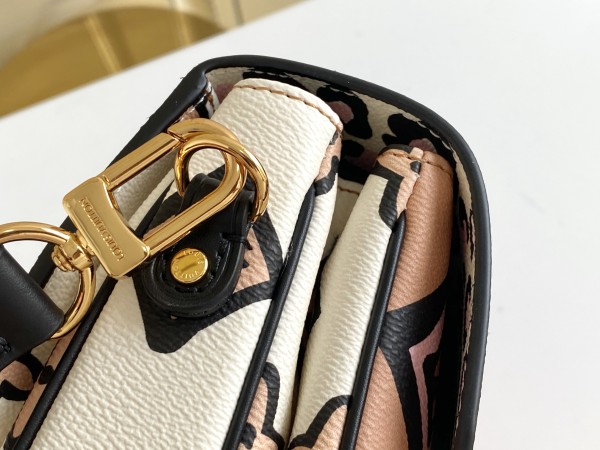 Handbag   Louis Vuitton  M45823  size  25 x 19 x 9  cm