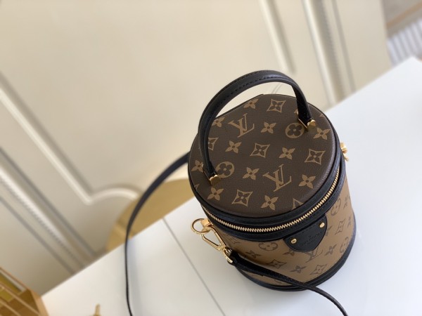 Handbag   Louis Vuitton  M43986   size  15x17x15  cm