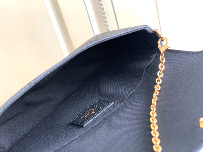  Handbag  Louis Vuitton  M64064  size  21×12×3 cm 