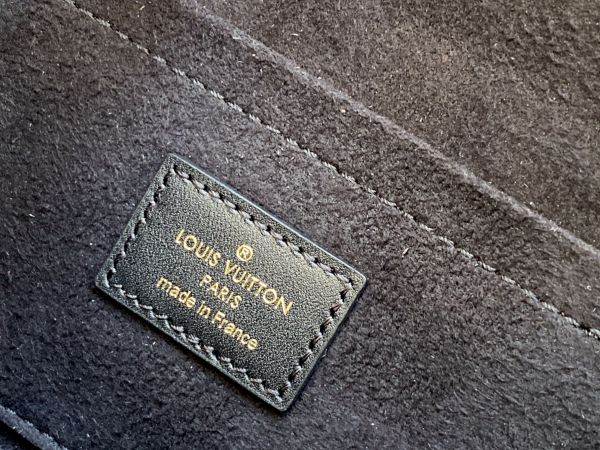  Handbag   Louis Vuitton   M80559  size 19x11×3  cm