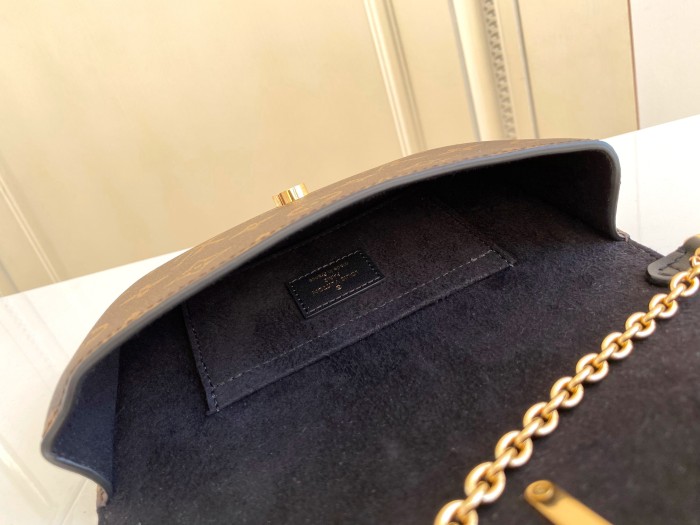  Handbag   Louis Vuitton   M80559  size 19x11×3  cm