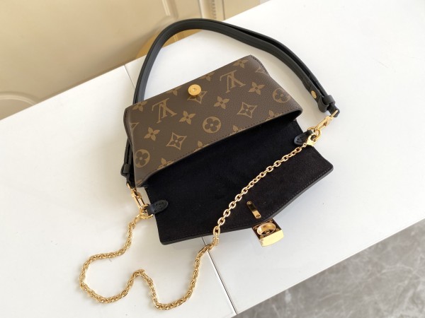  Handbag   Louis Vuitton   M80559  size 19x11×3  cm