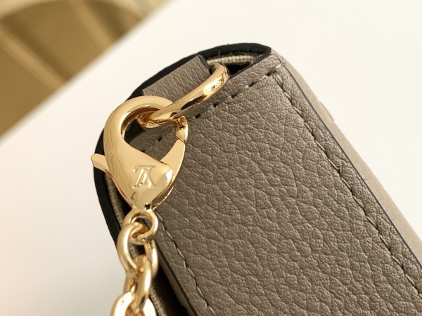  Handbag   Louis Vuitton  M68697  size  21×12×3  cm