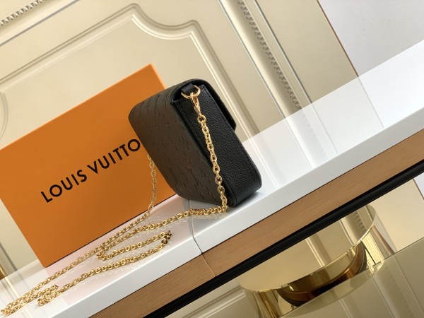  Handbag  Louis Vuitton  M64064  size  21×12×3 cm 