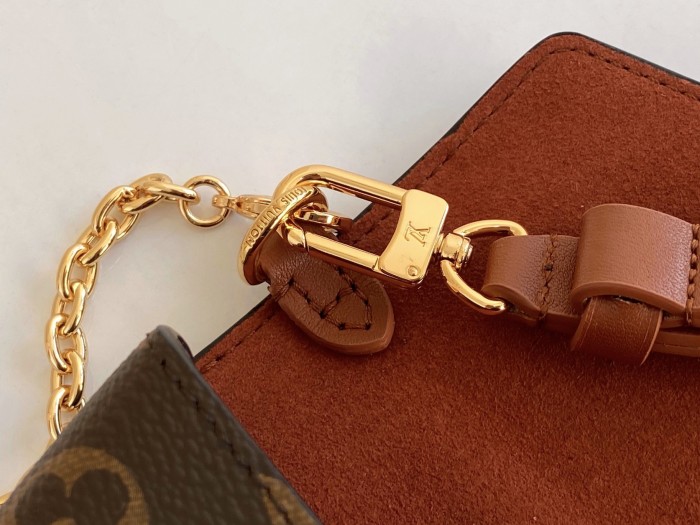  Handbag   Louis Vuitton  M80763  size  19x11×3  cm 