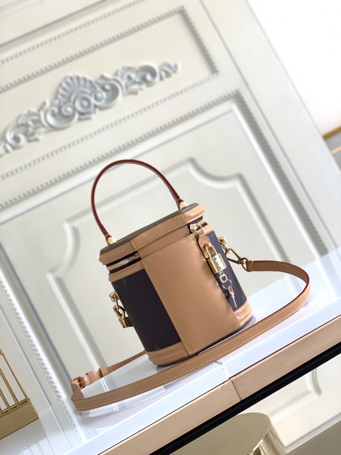  Handbag   Louis Vuitton  M44603   size  15.0 x 17.0 x 15.0 cm 