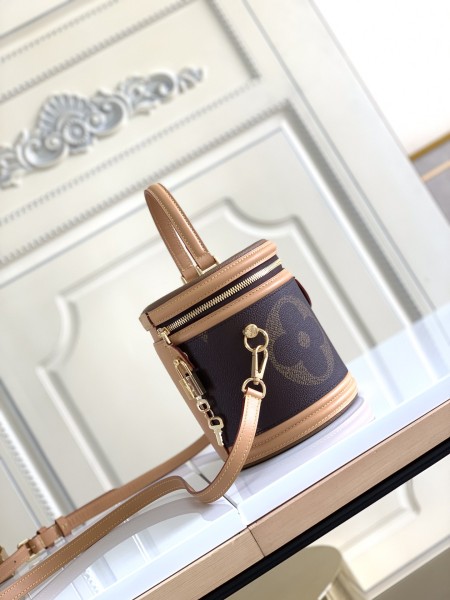  Handbag   Louis Vuitton  M44603   size  15.0 x 17.0 x 15.0 cm 