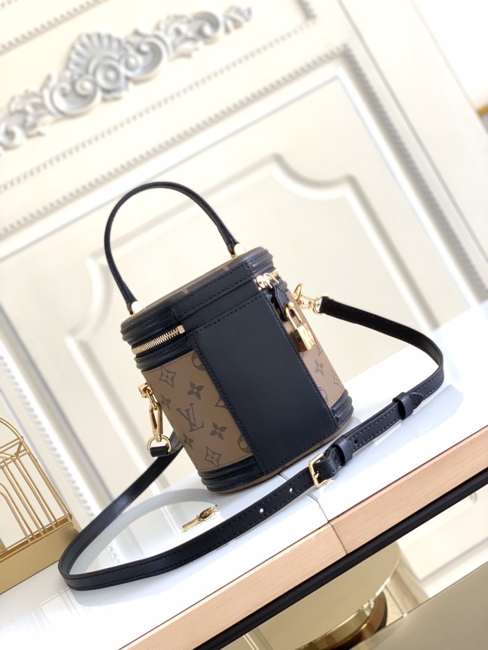 Handbag   Louis Vuitton  M43986   size  15x17x15  cm