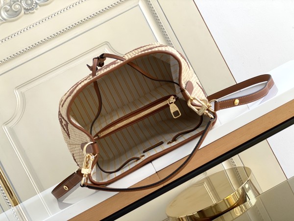  Handbag   Louis Vuitton   m57704   size   26 x 26 x 17.5  cm 