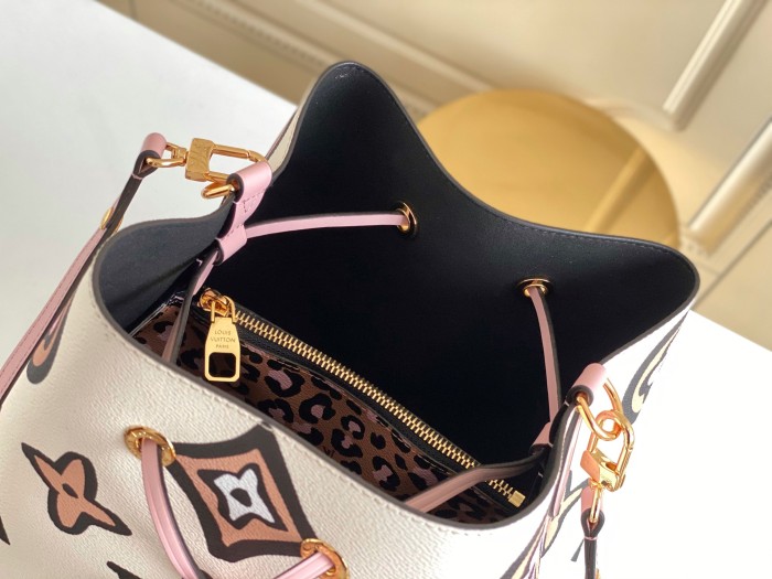  Handbag   Louis Vuitton  M44679   size   26.0 x 26.0 x 17.5 cm