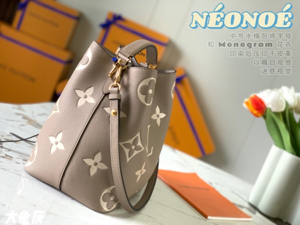 Handbag Louis Vuitton M45555 size 26*17*26 cm