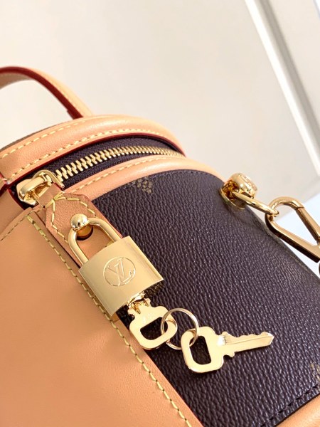  Handbag   Louis Vuitton  M44603   size  15.0 x 17.0 x 15.0 cm 