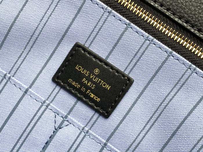  Handbag    Louis Vuitton  m57723   size  35 x 27 x 14   cm