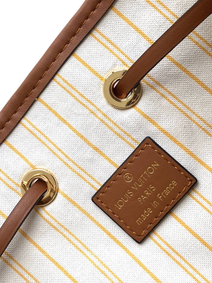  Handbag   Louis Vuitton   m57704   size   26 x 26 x 17.5  cm 