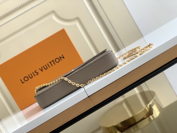  Handbag   Louis Vuitton  M68697  size  21×12×3  cm