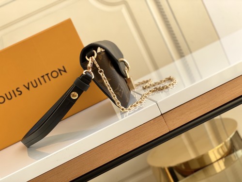  Handbag   Louis Vuitton   M80559  size 19x11×3  cm