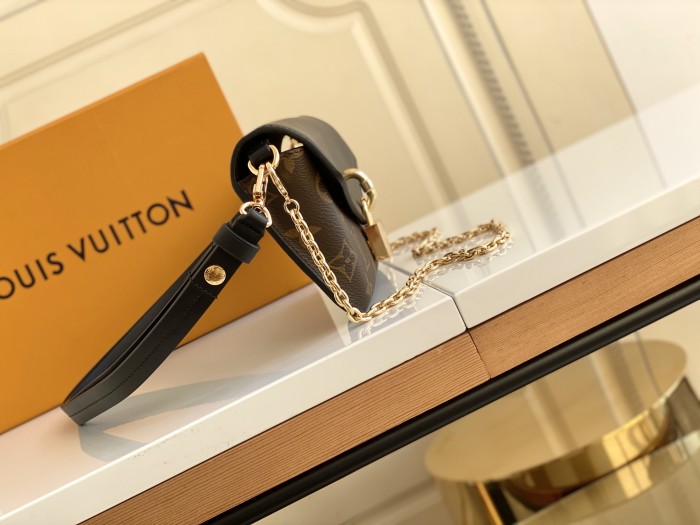  Handbag   Louis Vuitton   M80559  size 19x11×3  cm