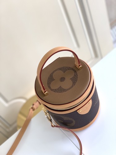  Handbag   Louis Vuitton  M44603   size  15.0 x 17.0 x 15.0 cm 