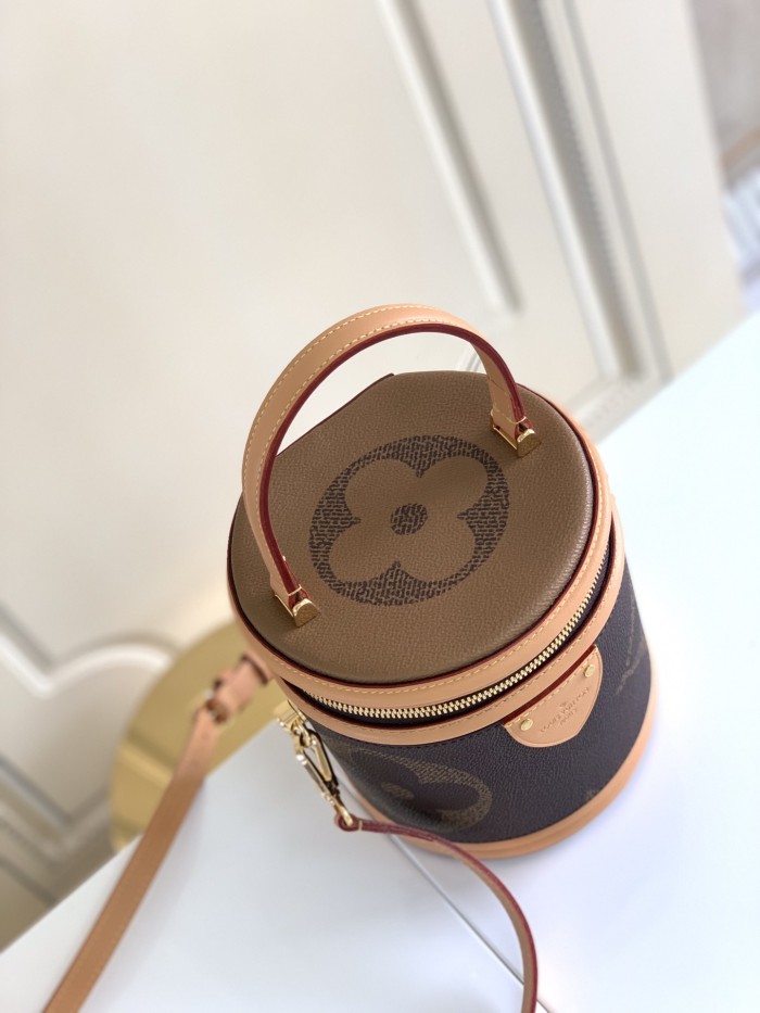  Handbag   Louis Vuitton  M44603   size  15.0 x 17.0 x 15.0 cm 