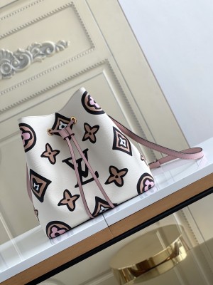  Handbag   Louis Vuitton  M44679   size   26.0 x 26.0 x 17.5 cm