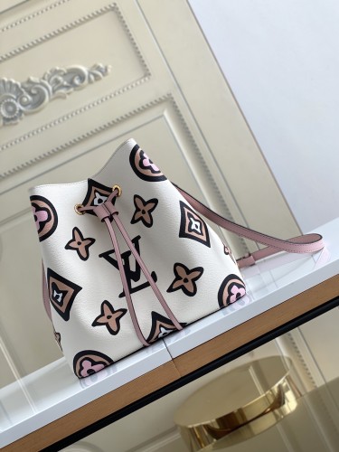  Handbag   Louis Vuitton  M44679   size   26.0 x 26.0 x 17.5 cm