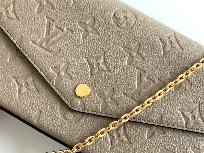  Handbag   Louis Vuitton  M68697  size  21×12×3  cm