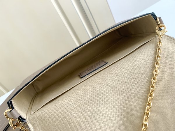  Handbag   Louis Vuitton  M68697  size  21×12×3  cm