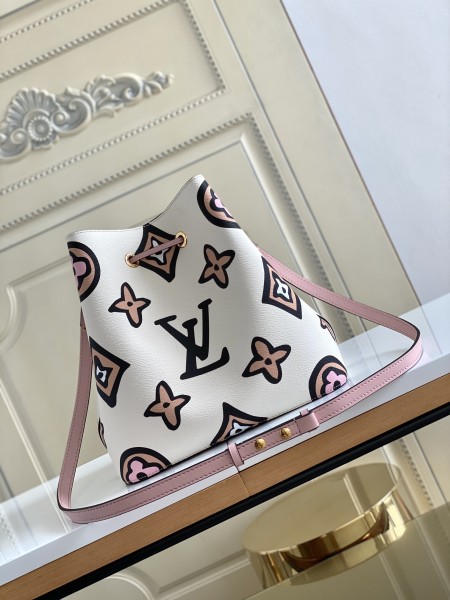  Handbag   Louis Vuitton  M44679   size   26.0 x 26.0 x 17.5 cm