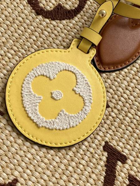  Handbag  Louis Vuitton  m57723  size  35 x 27 x 14   cm