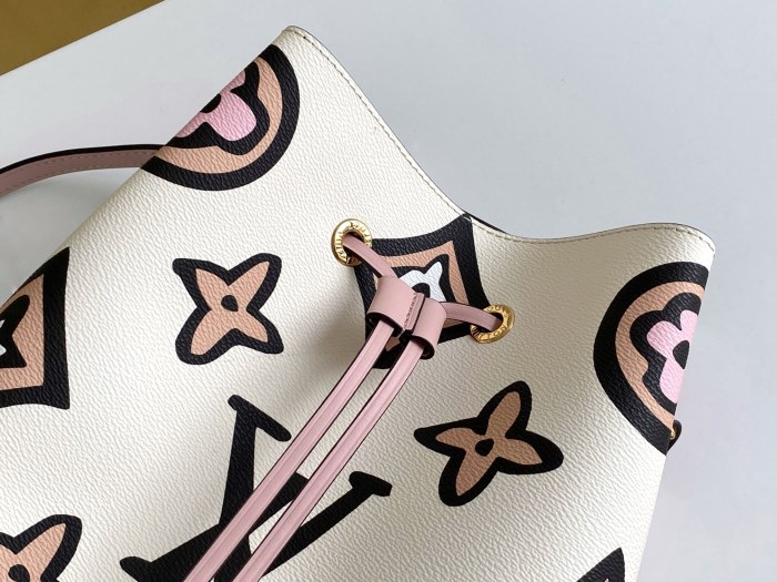  Handbag   Louis Vuitton  M44679   size   26.0 x 26.0 x 17.5 cm