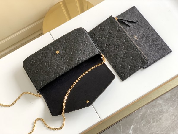  Handbag  Louis Vuitton  M64064  size  21×12×3 cm 