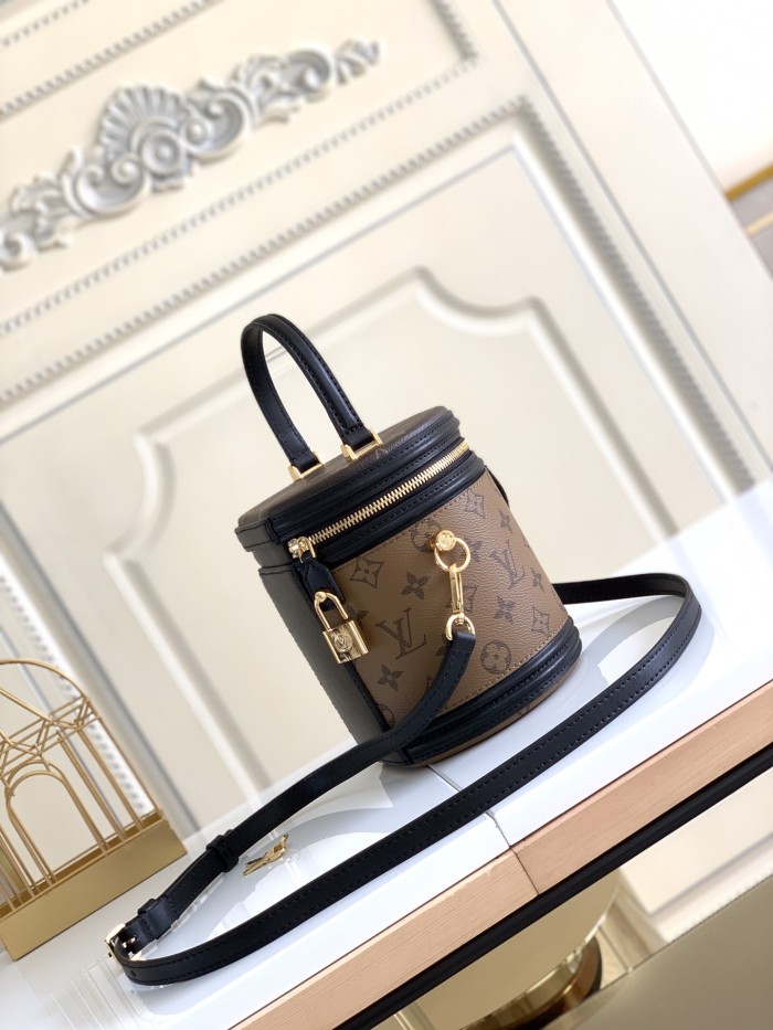 Handbag   Louis Vuitton  M43986   size  15x17x15  cm