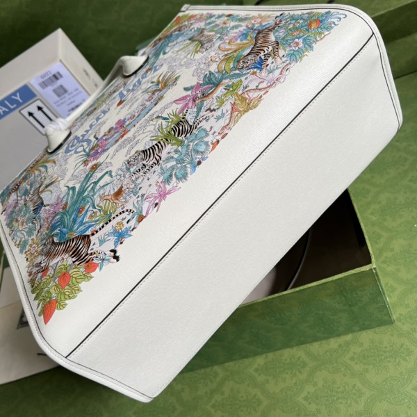  Handbag   Gucci  687827   size  38*32*12  cm 