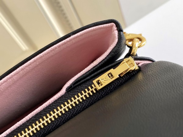 Handbag  Louis Vuitton  M80742  size  20 x 14 x 8  cm