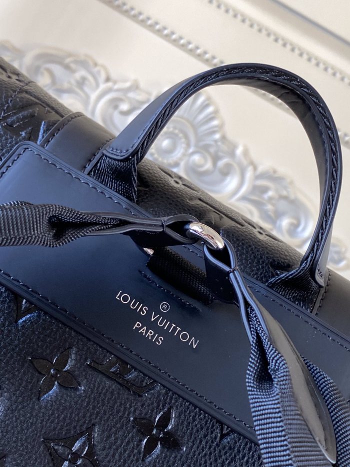 Louis Vuitton Christopher MM M55699 size 44*12.5*38 cm