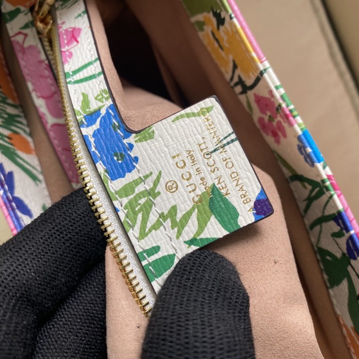  Handbag   Gucci  636709   size  28*19*4.5  cm 