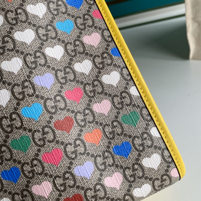  Handbag   Gucci  605614  size  28*25*11  cm