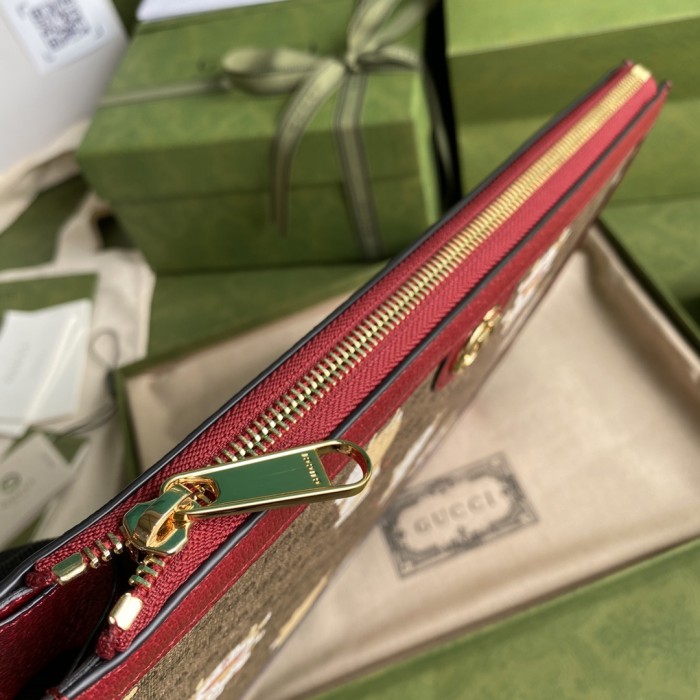  Handbag   Gucci   647804  size  30.5*21*1.5  cm 