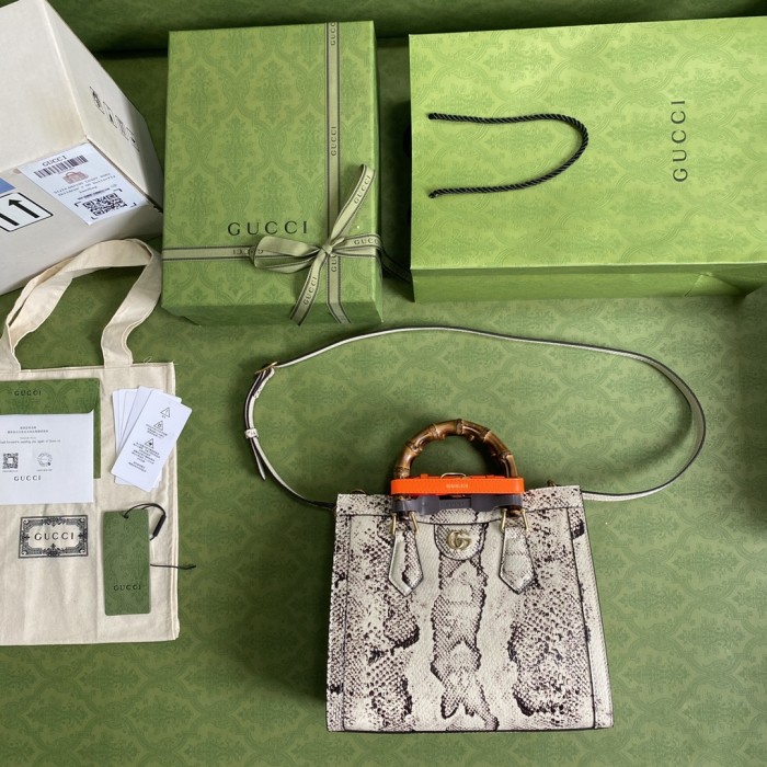  Handbag   Gucci  660195   size  27*24*11  cm