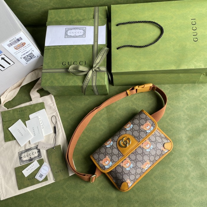  Handbag   Gucci  647817  size  24x16x3.5  cm 