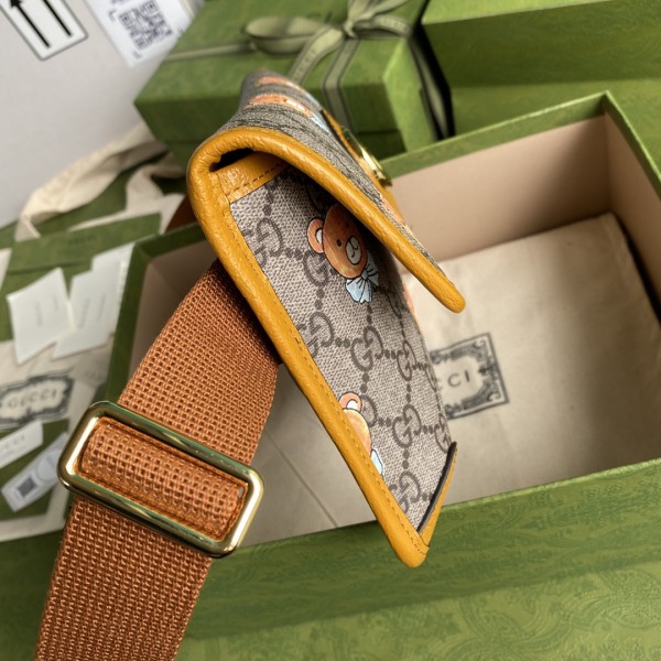  Handbag   Gucci  647817  size  24x16x3.5  cm 