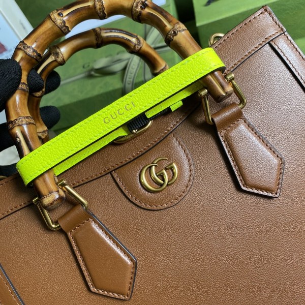  Handbag  Gucci   660195   size  27*24*11  cm